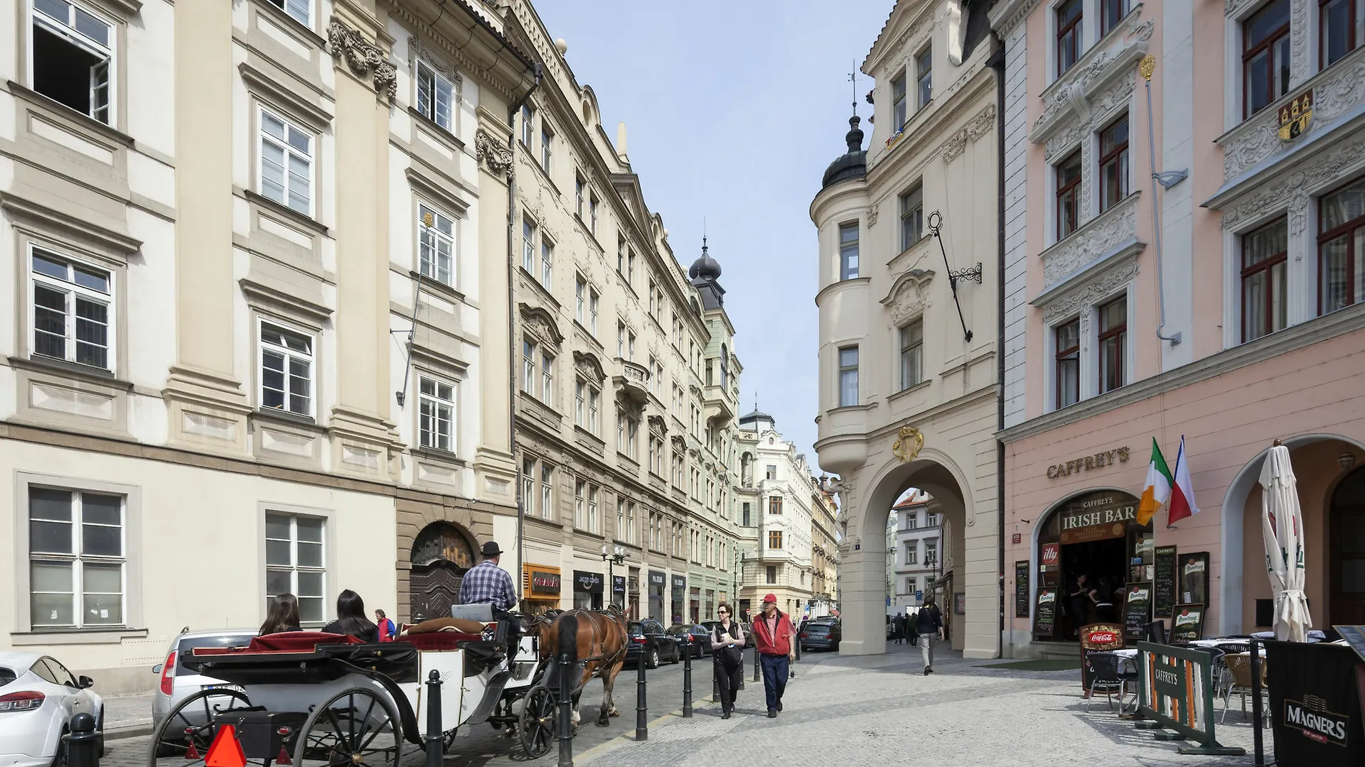 Old Town Square - Dlouha Apartments Prag